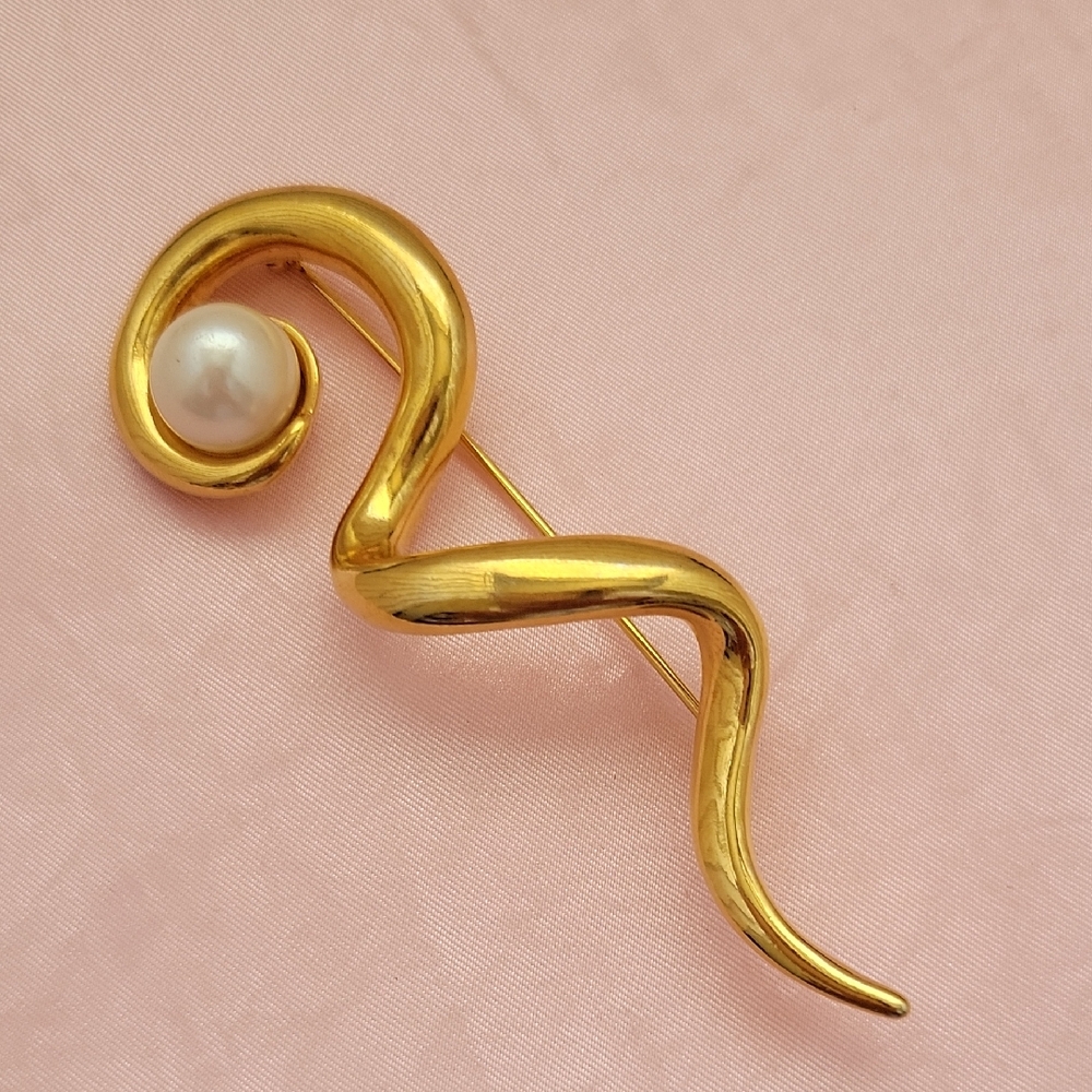 Elegant✨️AVON✨️VINTAGE✨️ Gold and Pearl Brooch